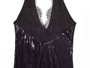 Détail d'une robe à paillettes noires avec décolleté en V et bordure en dentelle délicate