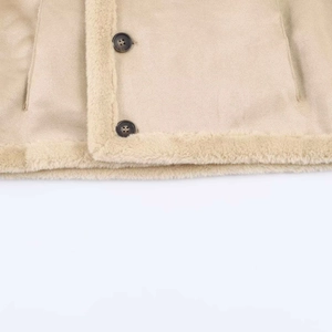 Detailopname van kaki imitatiesuède jas met zachte voering van lamswol en knopen