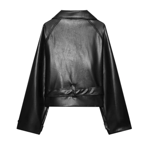 Vue détaillée du dos d'une veste en similicuir noir avec une texture de haute qualité