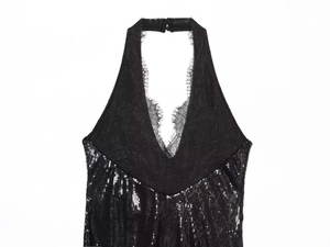 Détail d'une robe noire à paillettes avec licou, décolleté en V et dentelle de cils fine