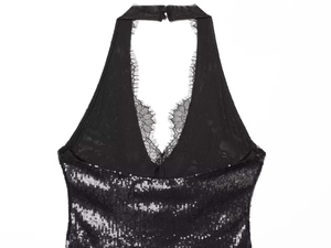 Détail de la robe licou à paillettes noires avec dentelle et décolleté plongeant en V