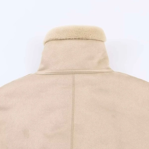 Detail van imitatie suède jas met hoogwaardige stiksels en een luxe kraag van imitatiebont