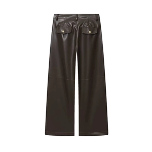 Pantalon large en similicuir marron foncé avec poches à rabat et coutures détails