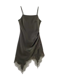 Détail de la robe nuisette en satin vert foncé avec bordure en dentelle cil élégante