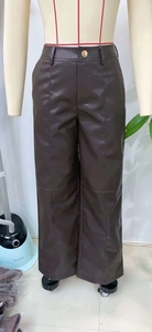 Vue détaillée du pantalon large en similicuir marron foncé à taille haute et bouton