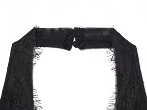Gros plan détaillé de dentelle noire avec bordure cil et fermeture par crochet métallique