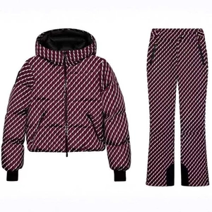 Ensemble de ski rouge bordeaux à rayures avec veste à capuche et pantalon de neige