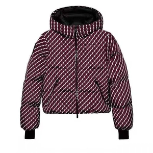 Veste de ski à capuche bordeaux pour femme avec motifs, zip noir et poignets côtelés
