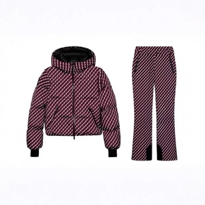 Ensemble de ski pour femme bordeaux avec veste à capuche texturée et pantalon assorti