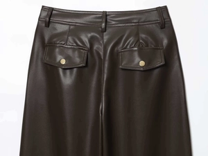 Détails du pantalon en similicuir marron foncé avec poches à rabat et boutons dorés