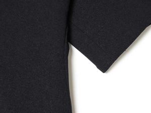 Detailansicht der Naht und Puffärmel an diesem eleganten schwarzen Damenoberteil