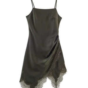 Robe nuisette en satin vert foncé avec dentelle noire délicate et ourlet asymétrique