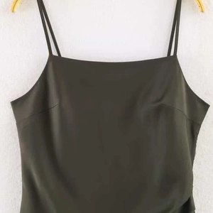 Robe caraco élégante en satin vert olive avec doubles bretelles et décolleté carré