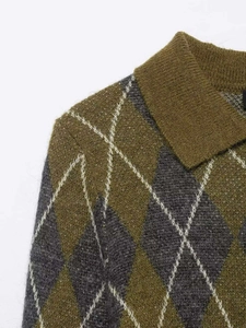 Détail d'un polo en maille à losanges avec motifs vert olive et texture laineuse douce