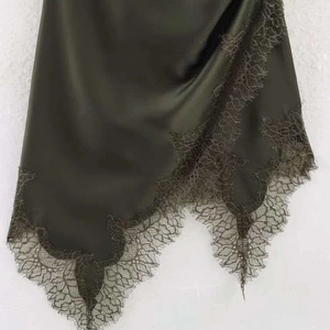 Robe élégante en satin vert olive avec bordure en dentelle florale et ourlet asymétrique