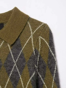 Gros plan du col polo en maille à losanges avec texture en laine verte et grise