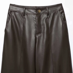 Pantalon large en similicuir marron foncé pour femme avec bouton doré et couture
