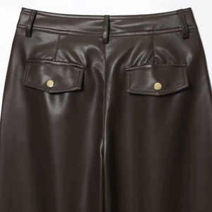 Pantalon vintage femme en simili cuir marron foncé avec boutons dorés sur les poches