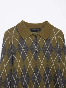 Détail d'un polo en maille à losanges gris et olive avec col classique et boutons