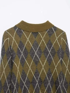 Détail du motif à losanges Argyle sur ce pull polo en maille de couleur vert olive