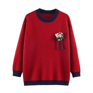 Pull en maille rouge avec bordure bleue et breloque ours 3D pour la mode d'hiver