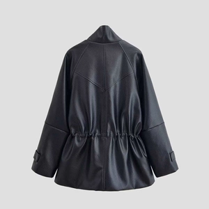 Chique zwarte damesjas van imitatieleer met opstaande kraag en elastische taille achter