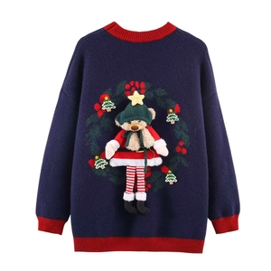 Pull de Noël bleu marine avec ourson en peluche 3D et couronne de fête verdoyante