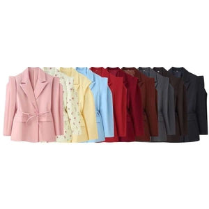 Détail de blazers cintrés avec ceinture affichant diverses couleurs et textures de tissus