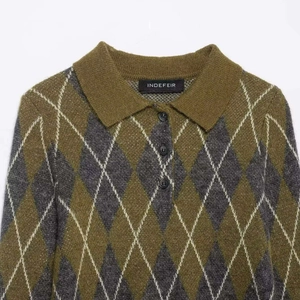 Polo en maille pour femme avec motif à losanges vert olive et gris de style vintage