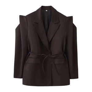 Détails des épaules structurées et de la ceinture sur une veste marron
