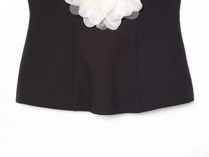 Détail d'un haut bandeau noir chic avec des fleurs en mesh 3D et tissu tissé