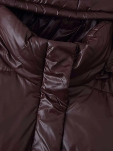 Detailaufnahme der glänzenden dunkelbraunen Steppjacke mit Stehkragen und Wattierung