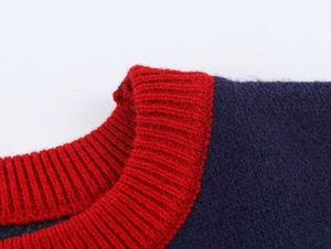 Détail du col en tricot côtelé rouge et du tissu bleu marine à la texture douce