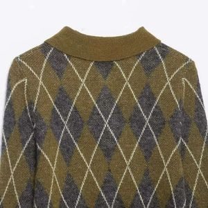 Pull en maille à losanges olive et gris avec col rond côtelé et texture épaisse