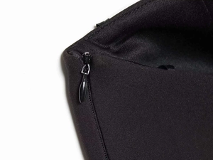 Détail de la fermeture éclair invisible de haute qualité sur le haut bustier noir