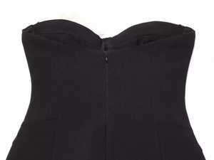 Détail de la robe bustier noire avec encolure en cœur et fermeture éclair invisible au dos