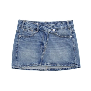 Détail d'une mini-jupe en jean bleu clair avec une taille asymétrique unique