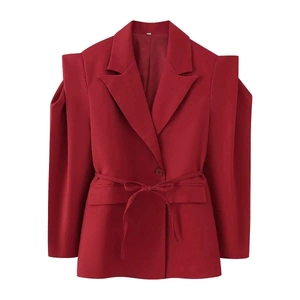 Blazer femme rouge cintré avec épaules ajourées, col à revers et ceinture nouée à la taille