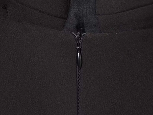 Détail de la fermeture à glissière invisible sur la robe d'été noire à motif floral