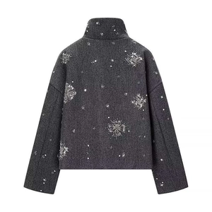 Kurze anthrazitfarbene Wolljacke mit funkelndem Paillettenmuster und Stehkragen