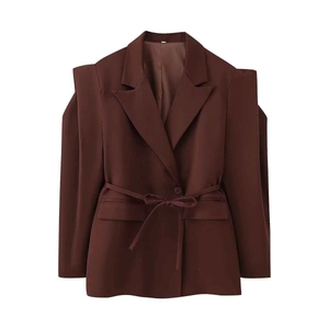 Détails d'un blazer marron foncé avec épaulettes et ceinture nouée pour cintrer la taille