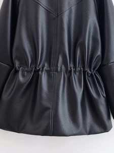 Detail van leren jas met lycheepatroon, aansnoerbare taille en V-vormige stikseldetails