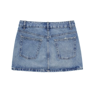Vue arrière détaillée d'une mini-jupe en jean bleu clair avec poches et taille haute