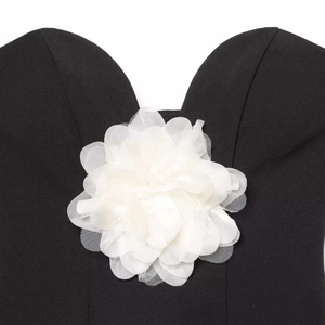 Haut bustier chic avec grande fleur en maille blanche et décolleté en forme de cœur