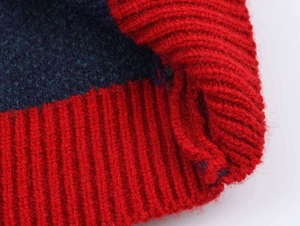 Détail de la maille côtelée rouge et bleue et du tissu pelucheux doux du pull d'hiver