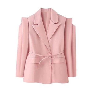 Blazer rose avec ceinture, épaulettes structurées et taille ajustée sur fond blanc