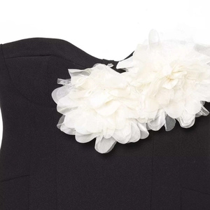 Robe bustier noire élégante avec deux grandes applications florales blanches en 3D