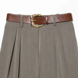 High-waisted wide-leg pleated trousers in dark grey with a stylish brown leather belt