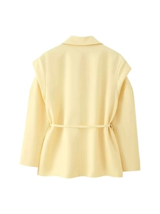 Vue arrière du blazer jaune clair avec ceinture, épaules structurées et lien de taille