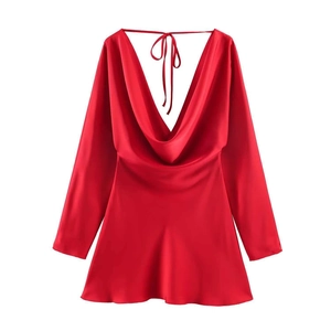 Robe élégante en satin rouge à manches longues, col bénitier et dos nu pour les soirées